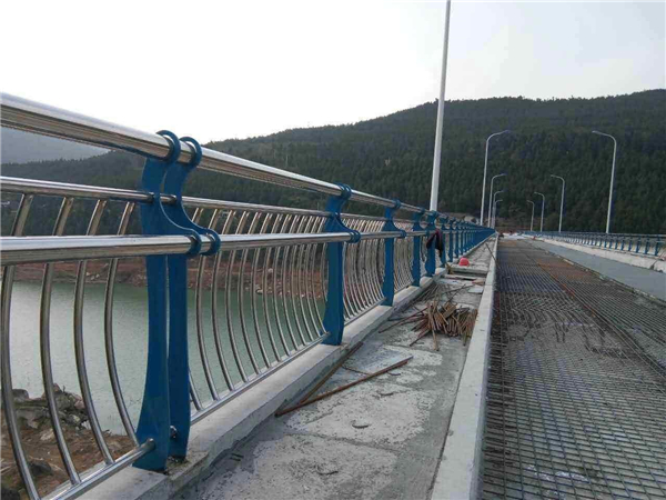 宝山不锈钢桥梁护栏的特点及其在桥梁安全中的重要作用