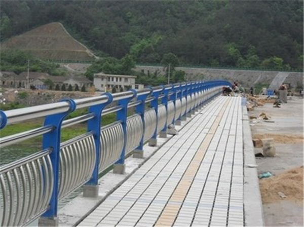 宝山不锈钢桥梁护栏的特性及其在现代建筑中的应用